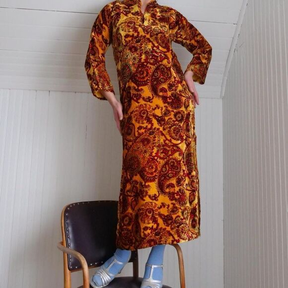 Stunning! 1970s rayon velvet paisley print midi dress - Picture 5 of 6
